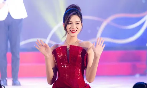 Video: Đỗ Thị Hà lên đồ đỏ rực, từng sải bước khoe đôi chân 'kiếm Nhật' khó lòng rời mắt