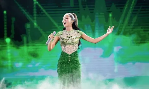 H'Hen Niê tự tin trổ tài ca hát khi đang tham gia Chị Đẹp Đạp Gió Rẽ Sóng