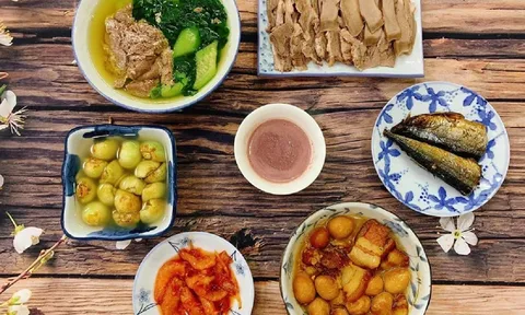 Mùa hè chỉ cần mâm cơm như này thì ăn mãi không chán: Toàn món quen thuộc, ai cũng tấm tắc khen