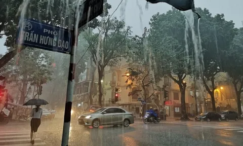 Hà Nội mưa to giải nhiệt, cảnh báo dông lốc, gió giật mạnh
