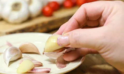 Tỏi được tôn vinh là 'thần dược', nhưng có 7 nhóm người nên hạn chế ăn thứ gia vị này