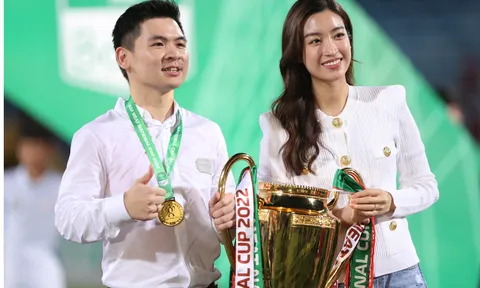 'Team qua đường' bắt trọn khoảnh khắc Đỗ Mỹ Linh lộ vòng 2 to lùm lùm