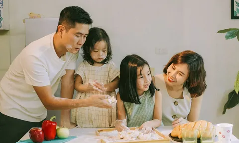 Lưu Hương Giang tung khoảnh khắc đi ăn, con gái nói 1 câu gây nghẹn lòng