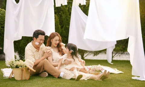 Nhã Phương tung loạt ảnh kỷ niệm 5 năm ngày cưới Trường Giang, biểu cảm của con gái gây chú ý