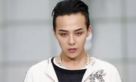 Từng là ‘Ông hoàng thời trang’ của Kpop, G-Dragon ngày càng lạ khi diện quần ngắn cũn cỡn