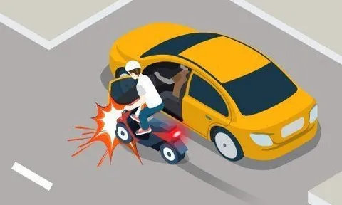 Thiếu quan sát khi mở cửa ô tô, xe taxi khiến 1 phụ nữ tử vong