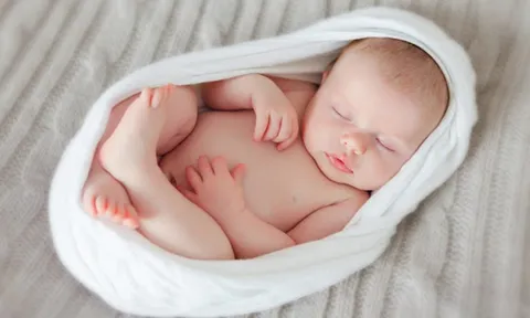 Bé trai sinh ra với đặc điểm cơ thể khác lạ, ngàn năm có một