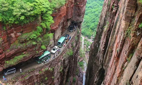 Ngôi làng nguy hiểm nhất thế giới với đường đi vào như lối tử thần, treo leo giữa vách núi
