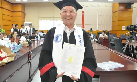 Người đàn ông tốt nghiệp cử nhân luật ở tuổi 78, lý do đằng sau khiến người khác khóc nghẹn