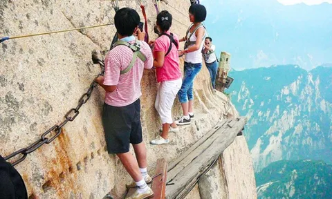 Con đường leo núi nguy hiểm nhất thế giới, du khách yếu tim không nên thử