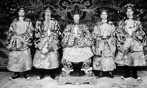 Câu chuyện bí ẩn về vị vua ôm thị vệ nam ngủ hằng đêm, không có con với bất kỳ người vợ nào