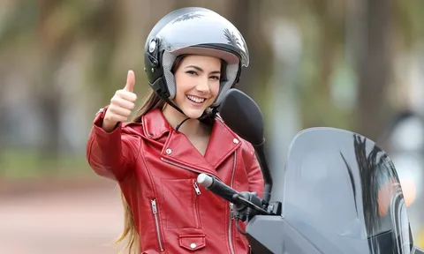 5 mẹo cho tóc hết dầu, không bết dính dù phải thường xuyên đội mũ bảo hiểm trong mùa hè