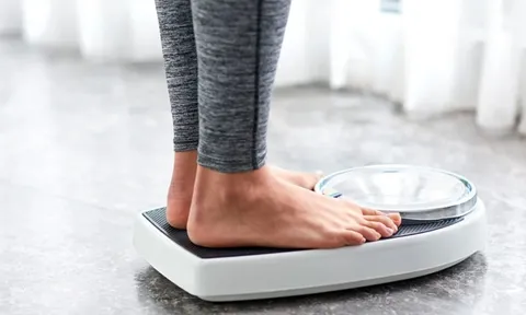 Thời gian tốt nhất trong ngày để kiểm tra cân nặng? Hướng dẫn 3 mẹo để cân chính xác nhất