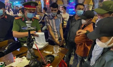 Bắt nhóm 20 nam, nữ phê ma túy trong quán Pub Beer Century