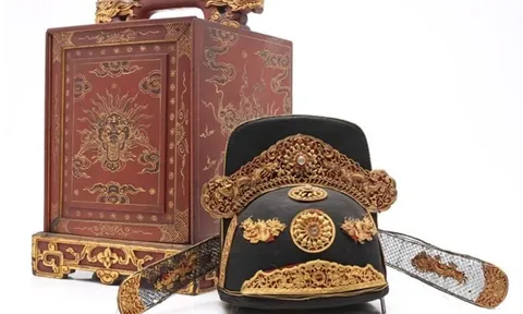 Hiến tặng hai cổ vật triều Nguyễn trị giá hàng chục tỷ đồng cho Thừa Thiên - Huế
