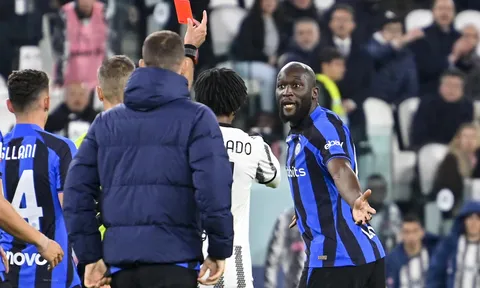 Là nạn nhân của 'vấn nạn nhức nhối' nhưng Lukaku lại bị phạt