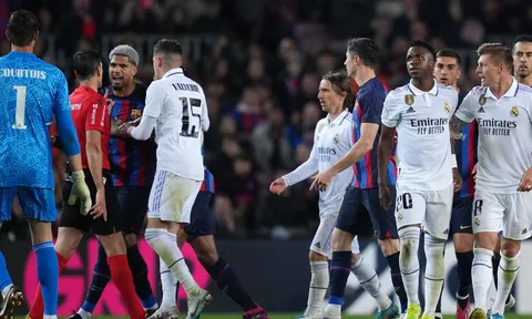 Va chạm ở El Clasico, hậu vệ Barcelona 'cảnh báo' sao Real Madrid