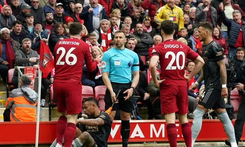 Người đánh cùi chỏ sao Liverpool chính thức bị cấm, trọng tài kỳ cựu lên tiếng