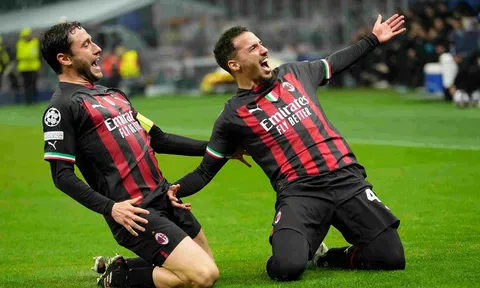 AC Milan đả bại Napoli: phản công mẫu mực, cơn mưa thẻ vàng