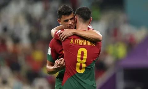 Liverpool và Barcelona cạnh tranh phương án dự phòng của Bruno Fernandes