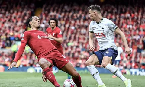 Van Dijk bị chế nhạo, 'khoảnh khắc thảm hại' của Gerrard ùa về