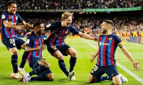 Huyền thoại Barca nằm trong tầm ngắm của Atletico
