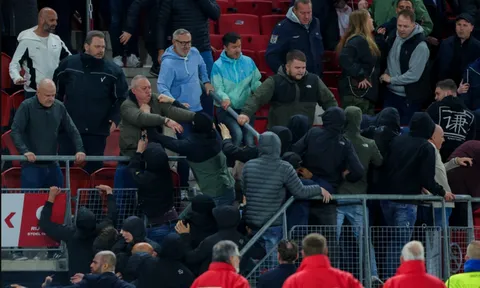 VIDEO: Gia đình bị tấn công, sao West Ham lao vào ăn thua đủ với CĐV AZ Alkmaar