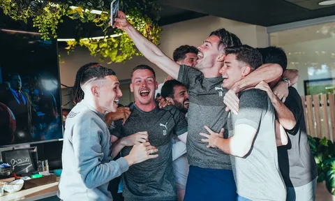 Man City ăn mừng cuồng nhiệt sau thất bại của Arsenal