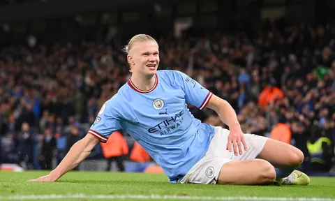 Nhớ lại vụ Rooney, fan MU muốn treo giò Erling Haaland