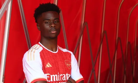 Arsenal ra mắt áo đấu: 'Bất khả chiến bại'