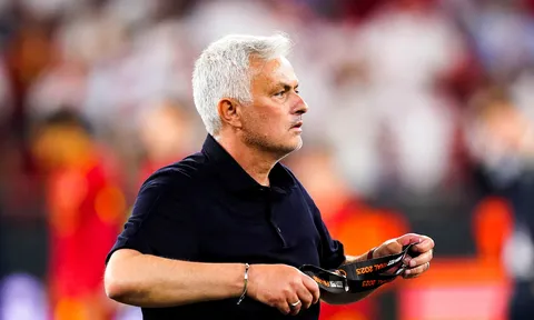 Mourinho mất kiềm chế, có hành động không đẹp với Anthony Taylor tại bãi đỗ xe