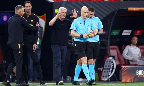 Mourinho gọi Anthony Taylor là 'người Tây Ban Nha'