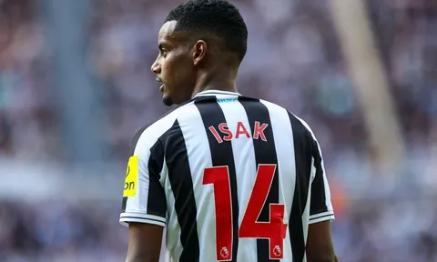 Tiền đạo Newcastle 'bàng hoàng' khi được so sánh với huyền thoại Thierry Henry