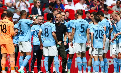 Huyền thoại từng ăn 3 cho rằng nói Man City hay nhất lịch sử là thiếu tôn trọng MU