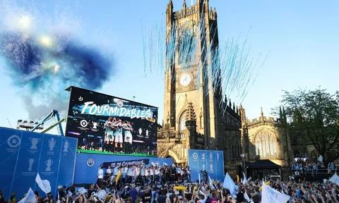 CHÙM ẢNH: Dàn sao Man City ăn mừng cực sung trong lễ diễu hành sau cú ăn 3 lịch sử