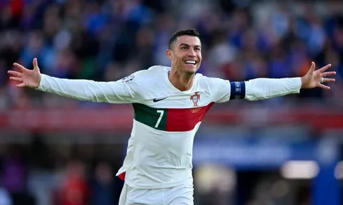 Giống Messi, Ronaldo cũng có cho riêng mình một 'vệ sĩ' đặc biệt ngay trên sân