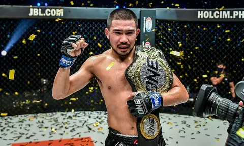 Prajanchai vui mừng khi hạ knock-out Sam-A trong trận tái đấu tranh đai vô địch thế giới