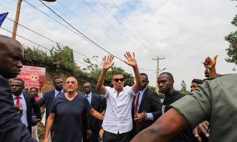 Về thăm quê cha, Mbappe gây choáng khi di chuyển bằng phương tiện đặc biệt