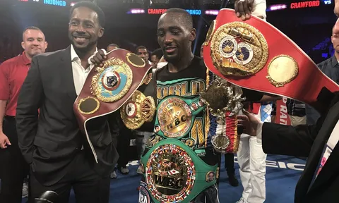 Hủy diệt Errol Spence Jr., Terence Crawford trở thành tay đấm đầu tiên thống trị 2 hạng cân liên tiếp trong thời đại 4 đai