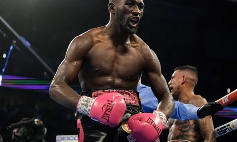 Vừa mới vô địch, Terence Crawford đã phải bảo vệ đai vào năm sau