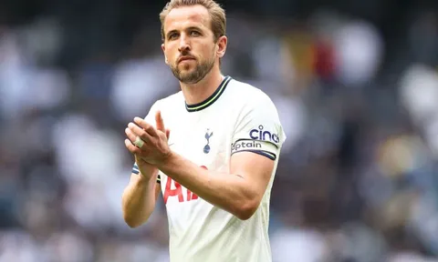 Kane làm điều không tưởng, Tottenham sững sờ