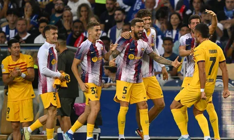 Thắng nhọc nhằn, thần đồng Barca làm nên lịch sử tại Champions League