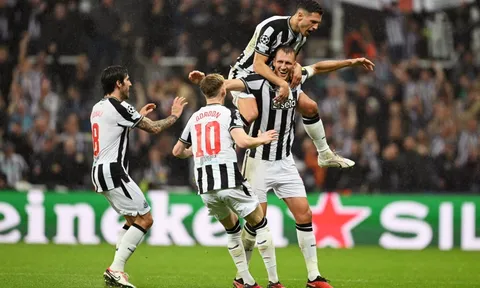 Cùng nhau 'đè bẹp' PSG, sao Newcastle nhận vinh danh lớn nhất sự nghiệp