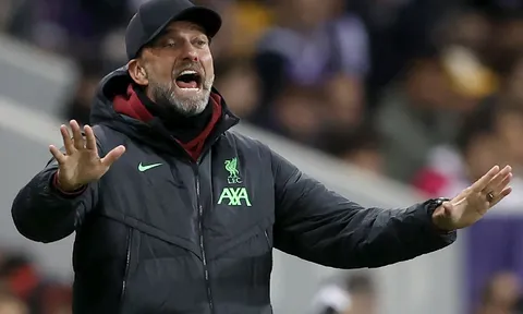 Klopp hét lên: 'Tại sao lại tổ chức họp báo ở đây'
