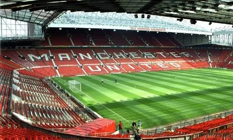Điểm nóng Old Trafford, bê tông rơi vào đầu người hâm mộ