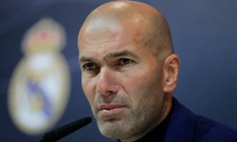 HLV Zidane chỉ cầu thủ vĩ đại nhất mọi thời đại khi ông giải nghệ