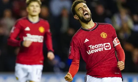 CĐV chỉ trích nặng nề với Bruno Fernandes vì ăn vạ kiếm penalty