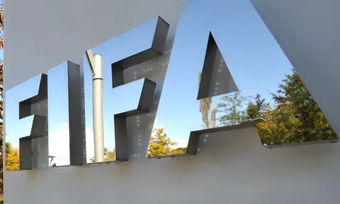 FIFA đưa ra lệnh cấm toàn cầu đối với huyền thoại bóng đá Hà Lan