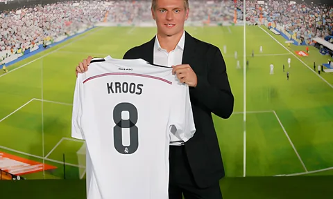 Các huyền thoại sống lên tiếng về Toni Kroos sau Siêu Cúp TBN