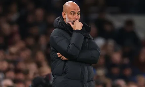 Ngôi sao Man City ngã gục xuống sân, ngực đau dữ dội